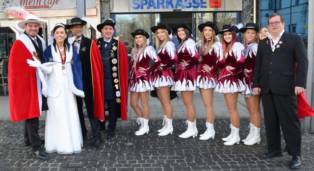 Bereit zum Umzug: Das Prinzenpaar Thomas Schell und Anja Trupp, Kanzler Peter Schober, Christoph Staudacher, die Prinzengarde und Benjamin Strübl