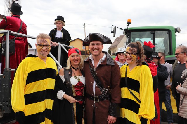 Piratenpaar Sonja und Oliver Wieser mit Melanie und Andreas Rauch, die 2016 Kalsdorfs erstes Prinzenpaar waren. | Foto: Edith Ertl