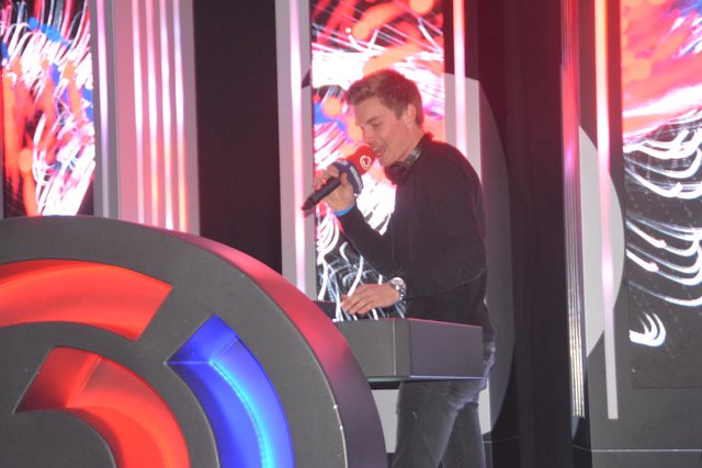 Ö3-DJ Marco Jägert heizte in der Messehalle kräftig ein.