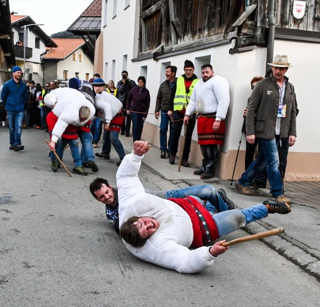 Wampeler und Reiter legten sich auch diesmal beim rauesten Brauch der Fasnacht keinerlei Schonung auf! | Foto: zeitungsfoto.at