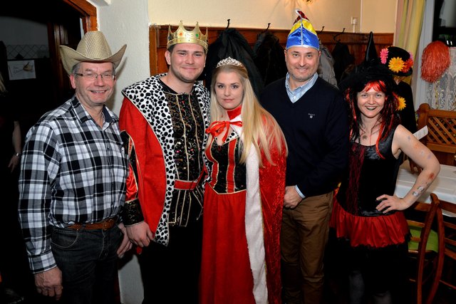 das Faschingsprinzenpaar Markus und Nadine mit Bgm Michael Cech, VBgm Franz Gruber und WB-Obfrau Nina Ollinger