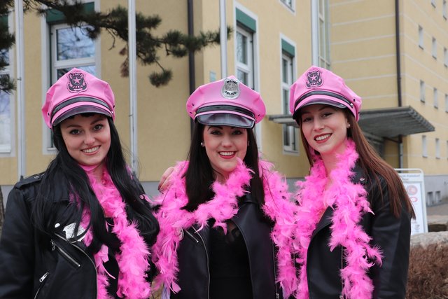 Die Landjugend Kalsdorf feierte beim Faschingsumzug eine Halligalli Tuntenparty. | Foto: Edith Ertl