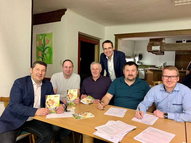 Die ÖAAB-Ortsgruppen Pabneukirchen, Dimbach, Rechberg, Bad Kreuzen und St. Thomas organisierten am 27. Februar im GH Fischelmaier einen gemeinsamen Steuervortrag mit Max Oberleitner.
Im Bild von links die ÖAAB-Obleute Josef Lumetsberger; Markus Leitner, Karl Wimhofer, Max Oberleitner, Karl Käferböck und Gerhard Hackl-Lehner