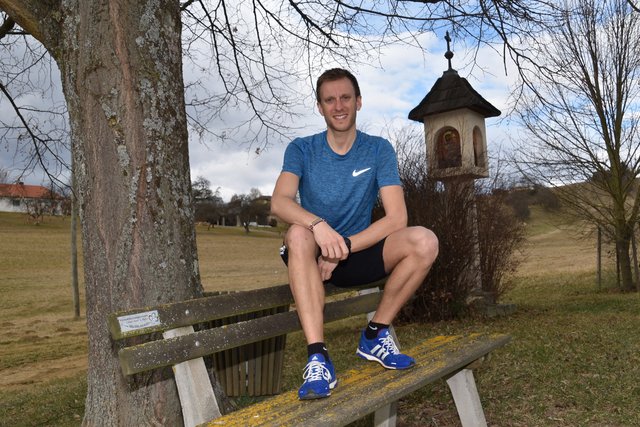 "Unter den Linden": Langstreckenläufer Daniel Strobl macht Rast im stillen Ortsteil Graben.