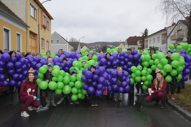 Eine große Weintraubenschar tummelte sich in Markt Neuhodis.