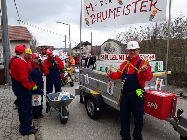 Bürgermeister Wolfram Moshammer war mit seinem SPÖ Team aktiv beim Faschingsumzug dabei