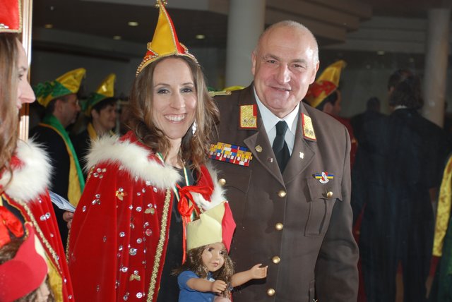Saufpatin Lisi I. mit FF-Kommandant Viktor Weinzinger.