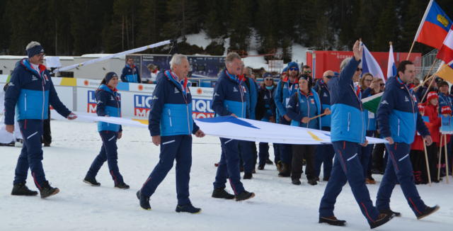 Die Organisation der WM in Seefeld übergab die FIS-Fahne an Oberstdorf, WM-Ort 2021