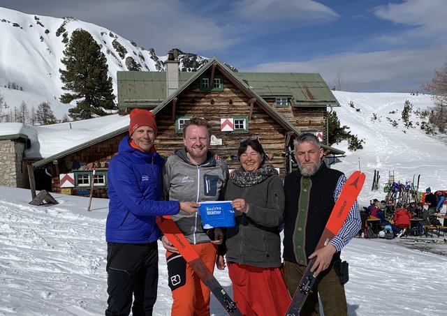 Hans-Peter Kreidl (skitourenwinter.com), Tourismusdirektor Mario Siedler und die Hüttenwirtsleute Tanja und Robert Scharler.