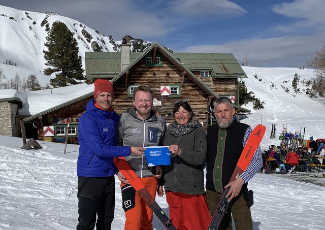 Hans-Peter Kreidl (skitourenwinter.com), Tourismusdirektor Mario Siedler und die Hüttenwirtsleute Tanja und Robert Scharler. | Foto: skitourenwinter.com