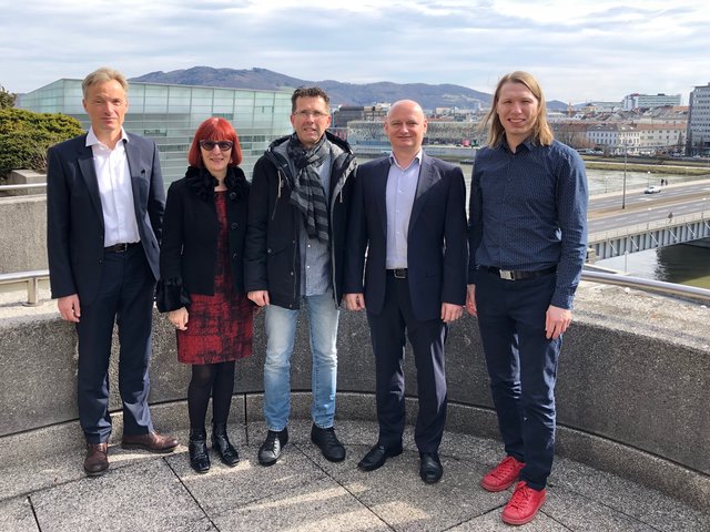 Architekt Andreas Kleboth, Schuldirektorin Irene Mühlbach, Initiativen-Sprecher Erich Gusenbauer, Stadtrat Markus Hein und Elternvertreter Rene Müllegger. | Foto: Büro Hein