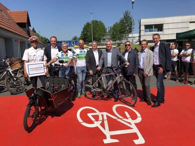 Stadtrat Manfred Mikl (2.v.l.) und Bgm. Heinrich Schmidlechner (M.) führen das Radkonzept nach der im Vorjahr erfolgten Eröffnung der Fahrradstraße nun mit Unterstützung von Landesrat Lang (4.v.r.) fort.  | Foto: WOCHE