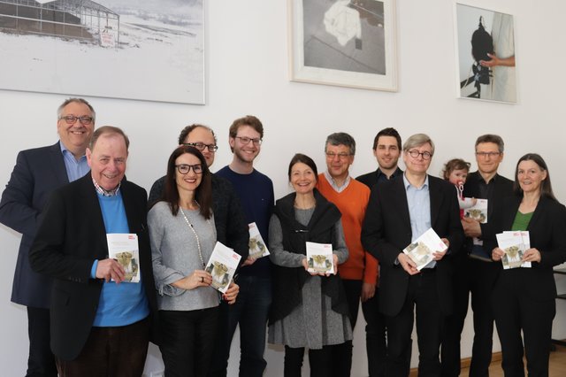 Orgelstadt Innsbruck 2019: Die VeranstalterInnen präsentierten mit Kulturstadträtin Uschi Schwarzl (Mitte), Kulturamtsleiterin Maria-Luise Mayr (1. v.r.), Cornelia Spuller (Kulturamt, 3. v.l.) und Musikschuldirektor Wolfram Rosenberger (2. v.l.) das neue Jahresprogramm. | Foto: IKM/A. Steinacker