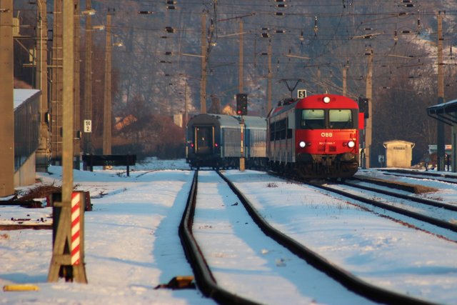 Die fast täglichen Verspätungen des Zugs aus Tschechien erfordern auch für andere Verbindungen das Abwarten der Kreuzungen in den Bahnhöfen.