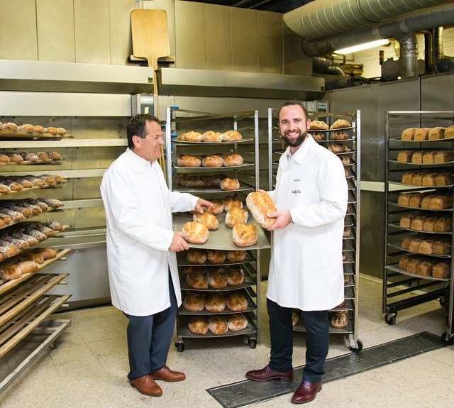 Josef und Georg Resch setzen auf neue Manufaktur-Linien im Produktionswerk am Standort Gunskirchen. | Foto: Resch &amp; Frisch