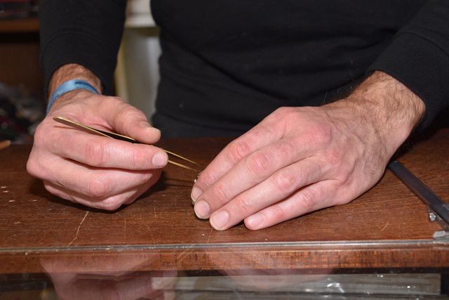 Diese Hände arbeiten mit viel Fingerspitzengefühl, um Altes und Neues wieder zum Leben zu erwecken. | Foto: Potmesil