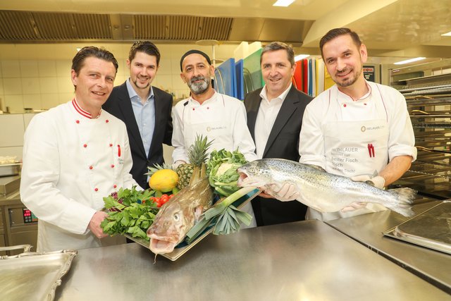 „Wir bitten zu Fisch“, so lautet das Motto für den diesjährigen Heringschmaus im Braurestaurant Imlauer: Thomas Reischl (Küchenchef vom Hotel Pitter), Gastronomieleiter Thomas Imlauer, Souchef Özdemir Senay, Hotelchef Georg Imlauer mit Adis Balic (Küchenchef Braurestaurant)
