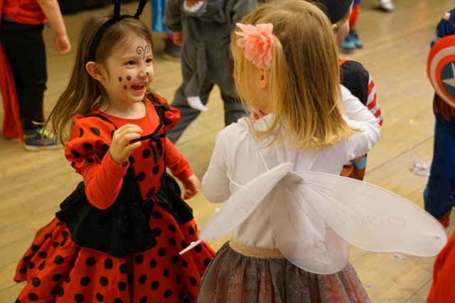 So viel Spaß beim Kinderfasching! Im Volkshaus St. Michael tummelten sich rund 140 Käferchen, Elfen, Piraten, Pippis, Clowns und viele weitere kleine Maskierte und hatten dabei sichtlich Freude. | Foto: Marktgemeinde St. Michael i. O.