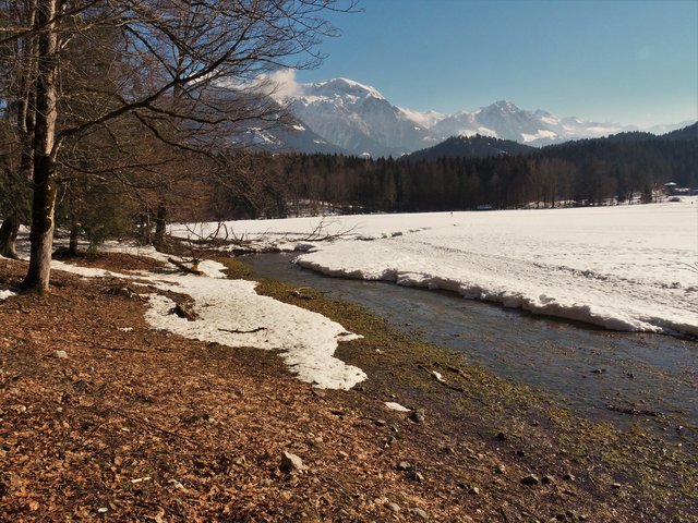 Der Hohe Göll in Berchtesgaden am Horizont