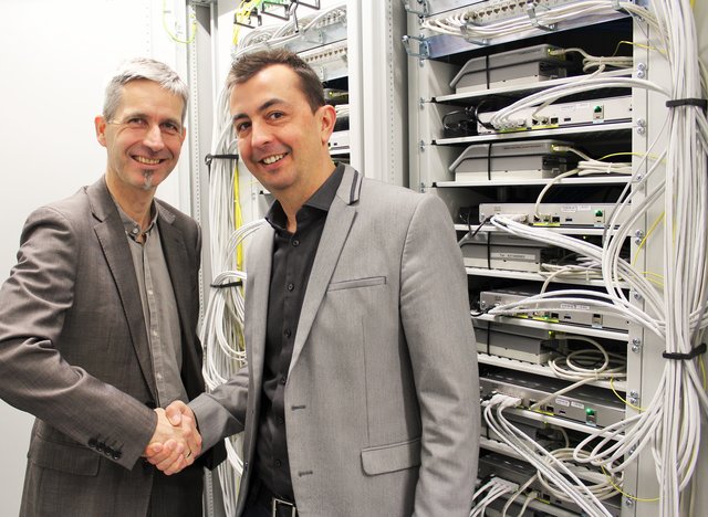 Horst Gaigg (Techno-Z) und Markus Wiedhölzl (Salzburg AG) bei der Inbetriebnahme der neuen Infrastruktur. | Foto: Technologiezentrum Mondseeland  