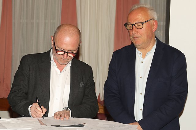 Lebenswichtige Unterschrift: Hauptsponsor Hans Kilger (links) besiegelt den SV Domaines Kilger Frauental.