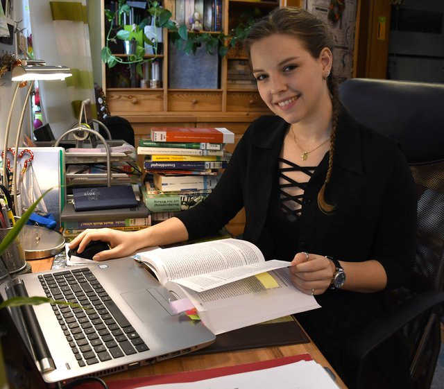 Victoria Krauß studiert an der Pädagogischen Fachschule Salzburg und schreibt daheim an ihrer Bachelorabeit. | Foto: Schober