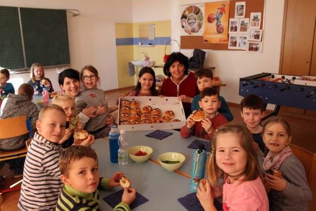 Die Kinder freuten sich über die süße Überraschung. | Foto: Schachinger