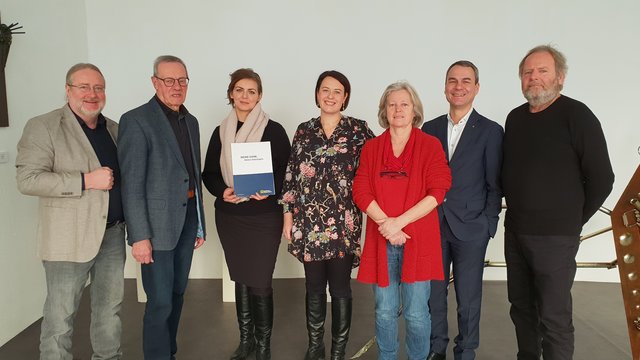 Vorstände von IKG und Raiffeisenbank von links: Meinrad Mayrhofer, Anton Oder, Hanna Kirmann, Dagmar Inzinger-Dorfer, Elisabeth Wimmer-Röck, Joachim Knoglinger, Walter Holzinger