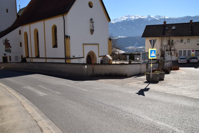 Der Zebrastreifen bei der Kirche. Für AutofahrerInnen kaum zu bemerken.