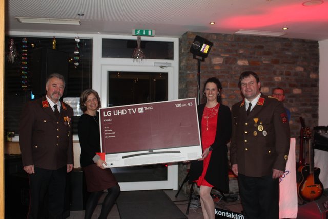 Kdt. HBI Alois Wieser mit der Hauptpreisgewinnerin der großen Tombola, Manuela Pichler, Glücksfee Sonja Mühlsteiger und Kdt.-Stv. OBI Josef Grasl (v.l.) | Foto: privat