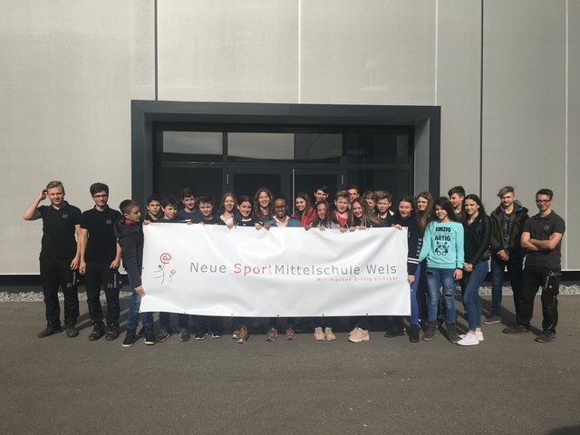 Die Schüler der NSMS Pernau fertigten bei Techquadrat ein Werbebanner für ihre Schule an.