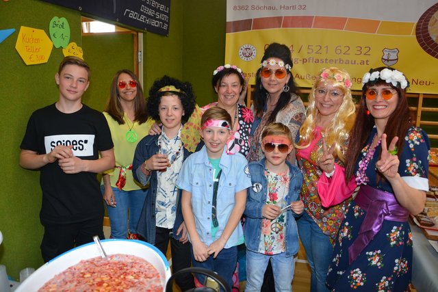 Im Hippie-Style: die Elterngruppe Übersbach lud zum 4. Mal zur Kinderfaschingsparty in die Mehrzweckhalle.