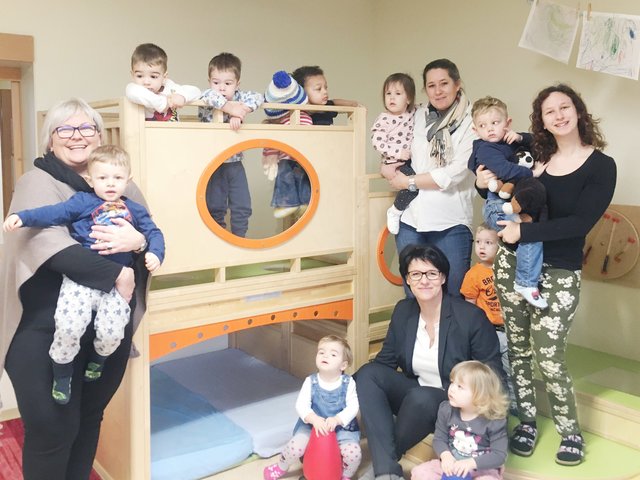 Renate Gruber (v.) mit den Kindern und den Pädagoginnen in Wieselburg.