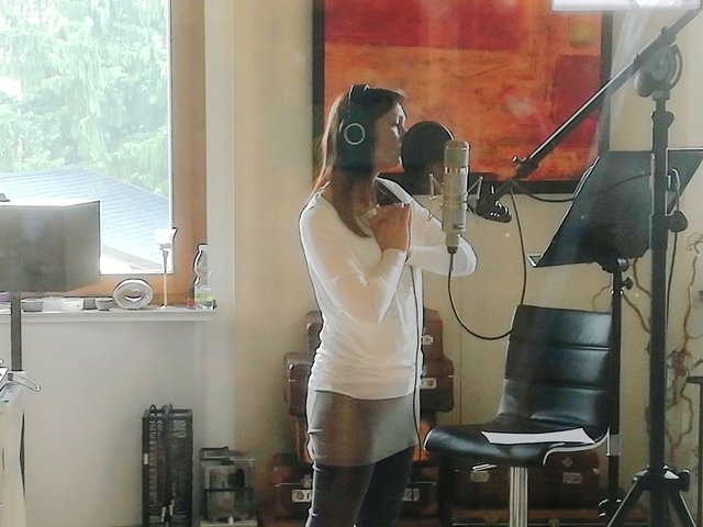 Background-Vokalistin Nadja Plattner im Studio. | Foto: Für Immer