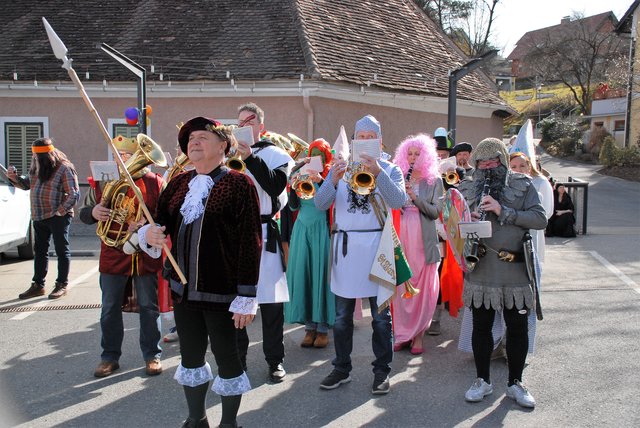 Oskar Leopold mit seinen märchenhaften  Musikerinnen und Musiker des Musikverein 