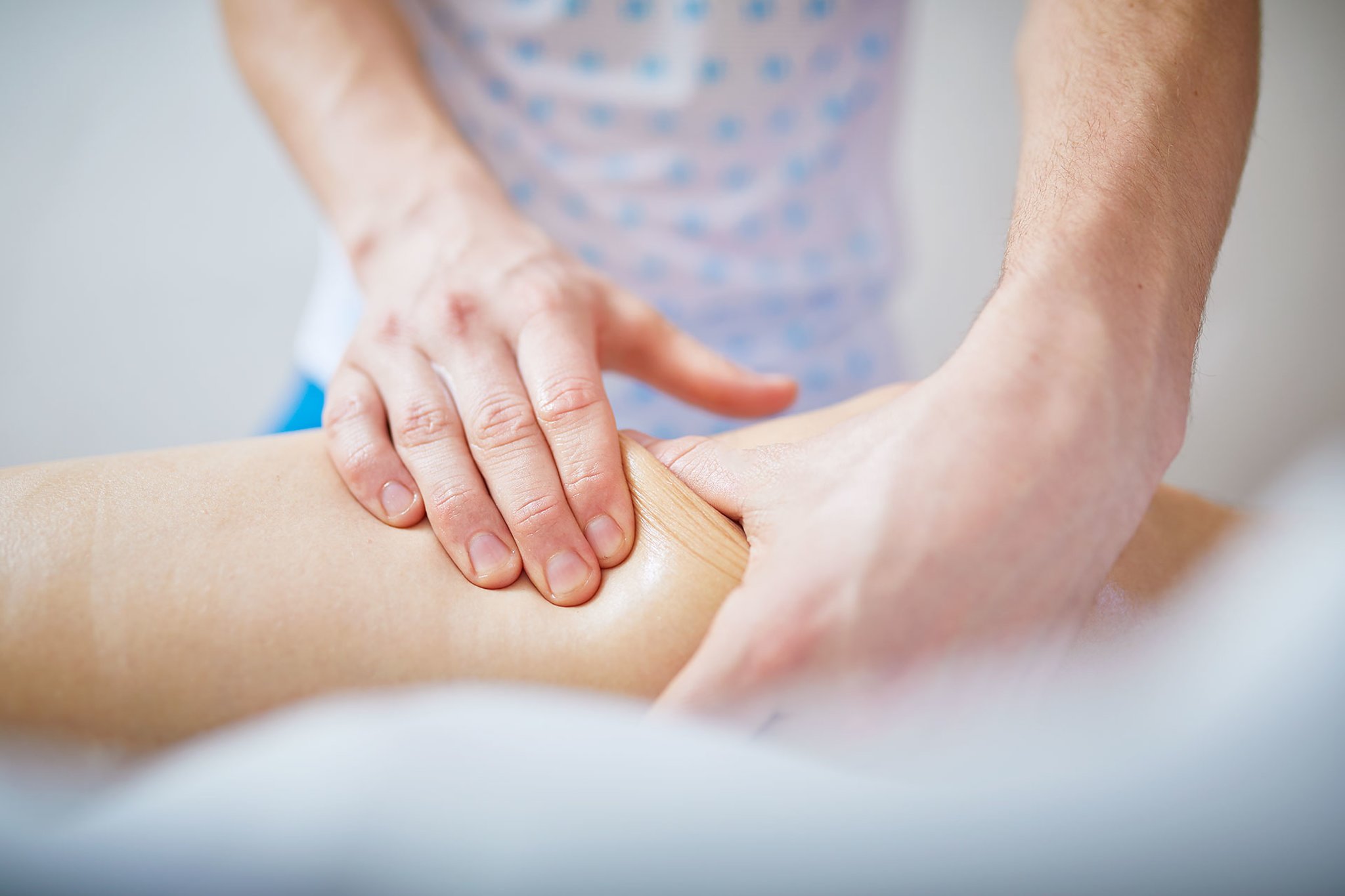 Masseur samt bei seiner Kundin ein Masseur samt bei seiner Kundin ein