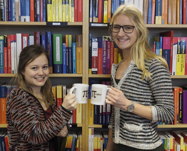 Die zwei jungen Studentinnen Natalie (l.) und Manuela der TU Wien, engagieren sich höchst erfolgreich in der kindgerechten Mathe-Vermittlung.