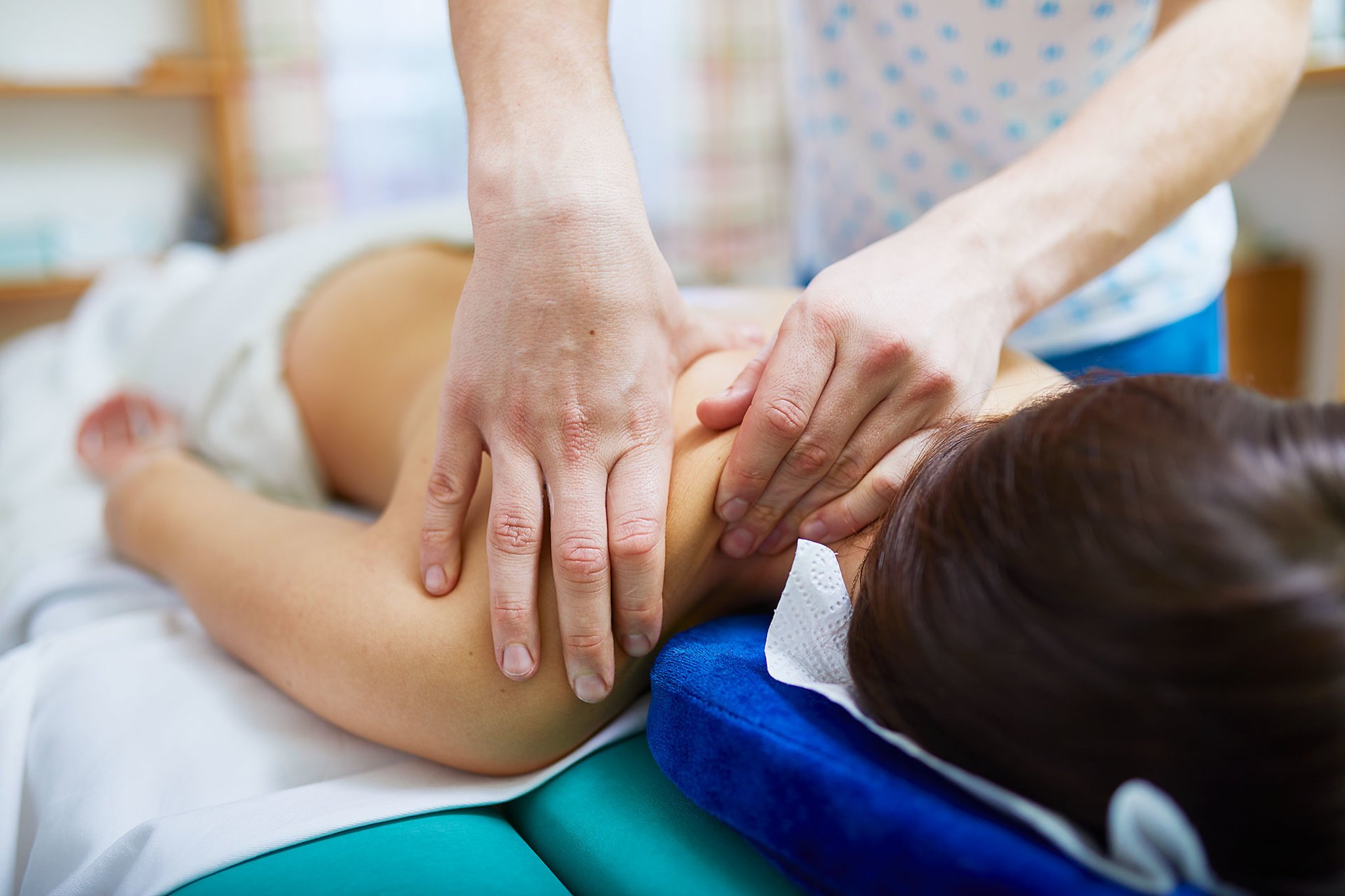 Masseur samt bei seiner Kundin ein Masseur samt bei seiner Kundin ein