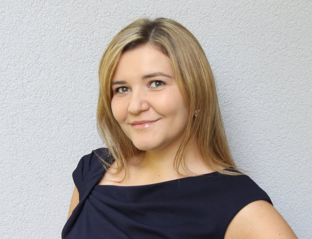 „Stufen statt Lift ist eine große Umstellung – zumal das Stiegenhaus in der Arbeit bisher nur für Brandschutzübungen genutzt wurde", nimmt Martina Maros-Goller die Herausforderung an. | Foto: KK