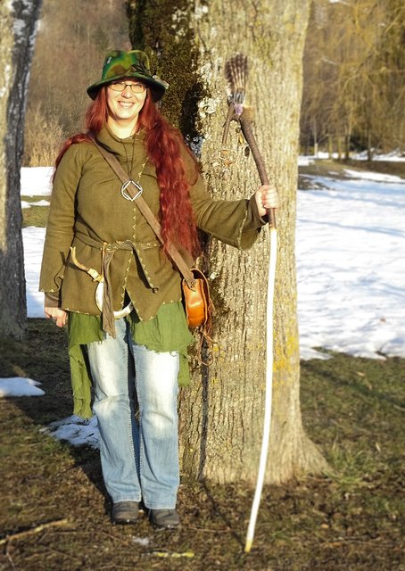 Druidin Pamela Sterner aus dem Kobernausserwald mit dem Bardensymbol- Anhänger ihres Ehemannes &amp; bardischen Künstlers