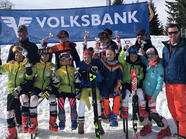 Die jeweiligen Klassensieger des Volksbank Bezirkskindercups in Fendels.