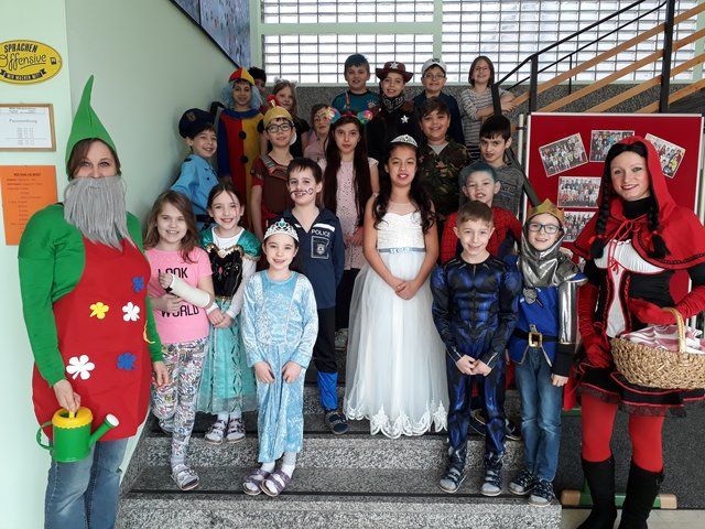 Kinder der 2b-Klasse mit den Lehrerinnen Marion Binder und Bianca Stangl. | Foto: VS Schrems