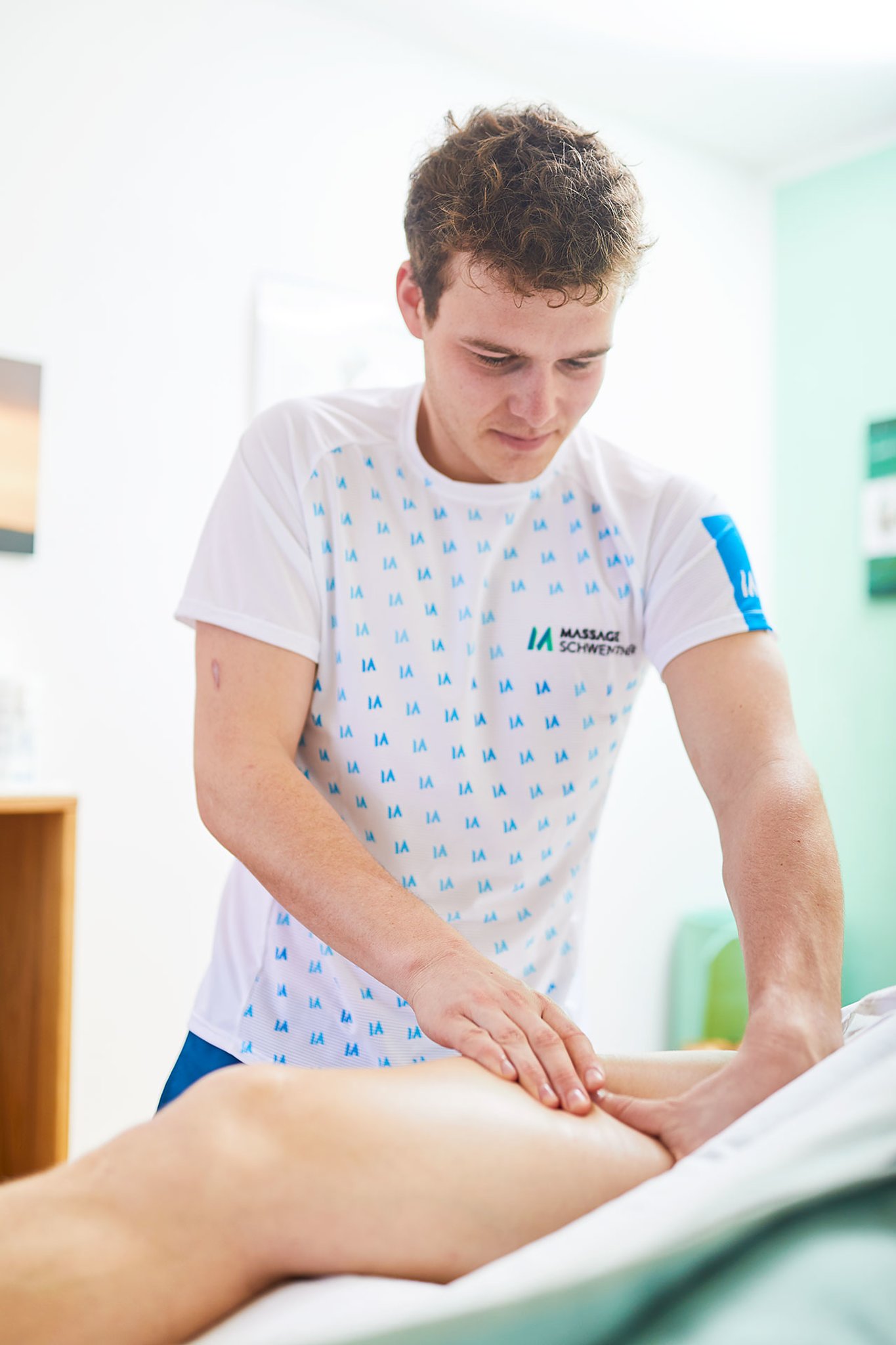 Masseur samt bei seiner Kundin ein Masseur samt bei seiner Kundin ein