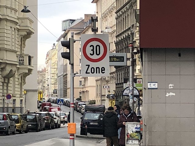 Straßenverkehr: Weniger Autos sowie mehr Fußgänger- und Radwege sollen zum Klimaschutz im Bezirk beitragen. | Foto: Karl Pufler
