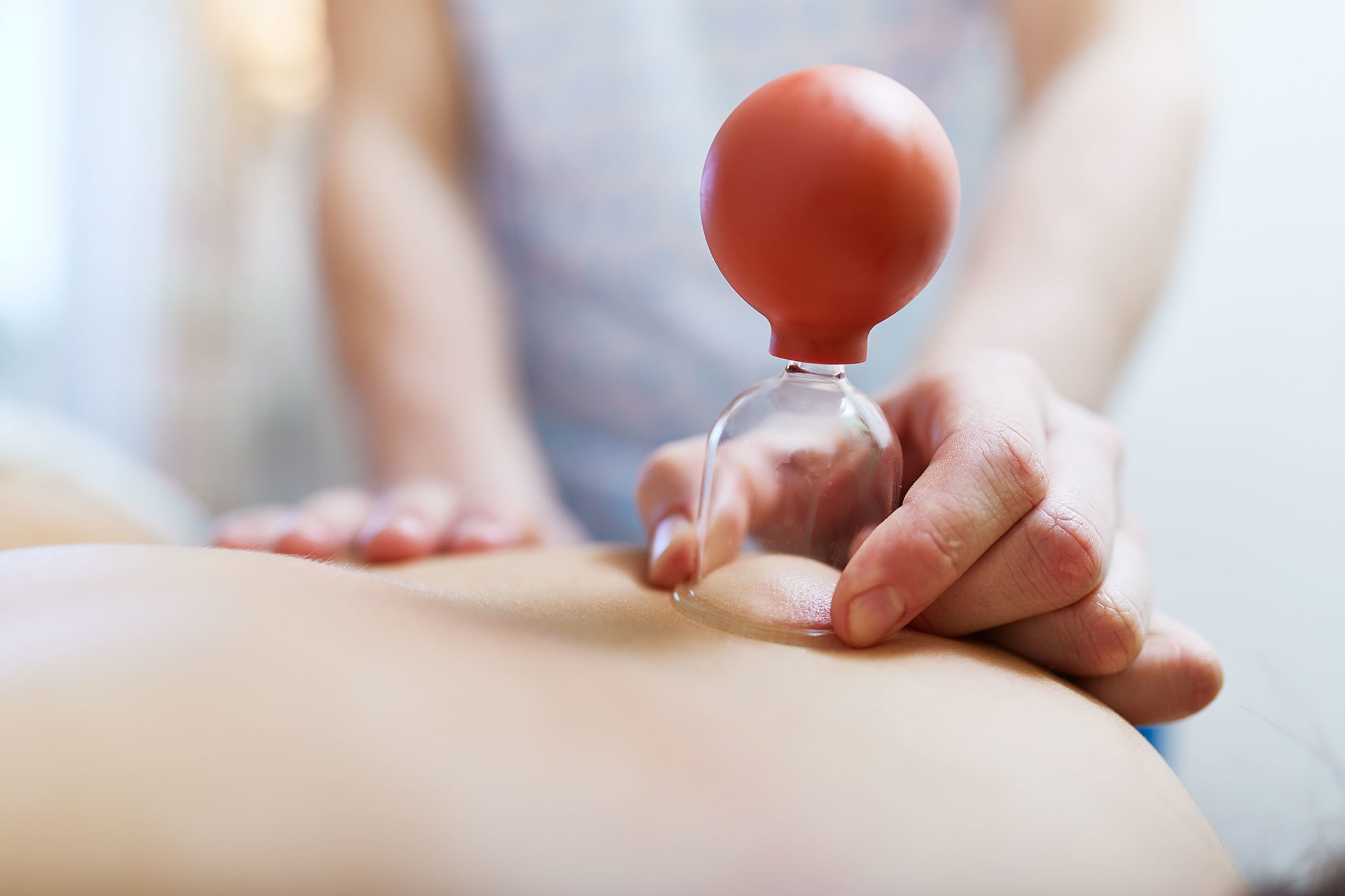Masseur samt bei seiner Kundin ein Masseur samt bei seiner Kundin ein