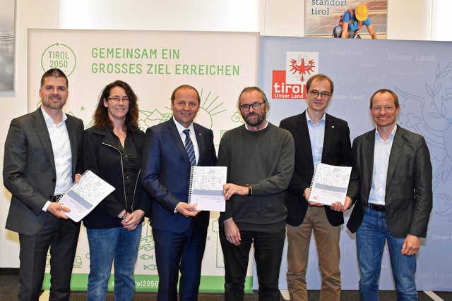 (Von li.): Belastbare Zahlen, Daten und Fakten für das Gelingen von Tirol 2050 energieautonom haben Rupert Ebenbichler (Wasser Tirol), Angela Hofmann (MCI), Energiereferent LHStv Josef Geisler, Wolfgang Streicher, Markus Mailer (beide Uni Innsbruck) und Andreas Hertl (Wasser Tirol) auf den Tisch gelegt.
