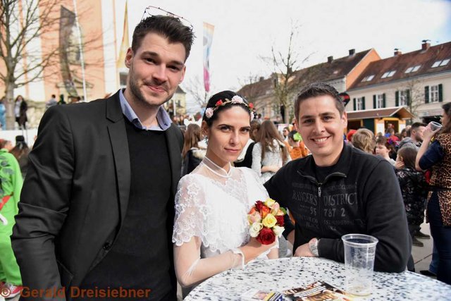 (re.) Inhaber vom Laurenzi Bräu Thomas Hadolt organisierte die Mega Open Air Disco.
