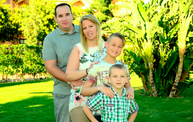 Glücklich im Familienland NÖ: Christian Beer mit seiner Daniela Braun und den beiden Jungs Patrick und Julian.