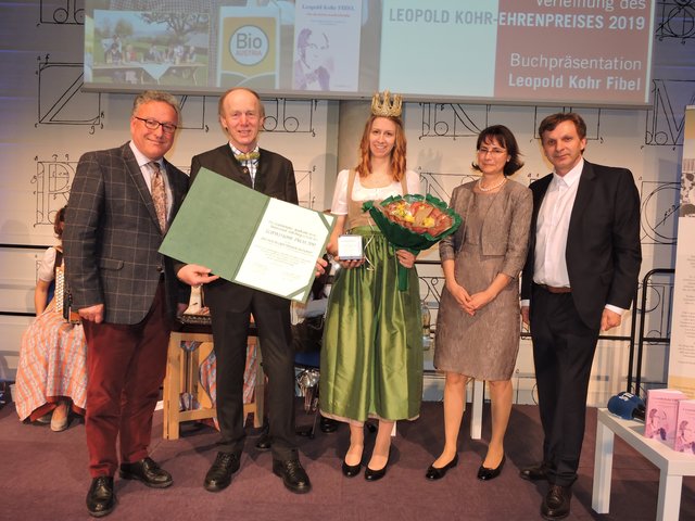 (v. links): Landeshauptmann-Stv. Heinrich Schellhorn, Franz Keil - Obmann Bio-Heuregion, Heukönigin Theresa I, Susanna Vötter-Dankl und Christian Vötter, Leopold Kohr Akademie