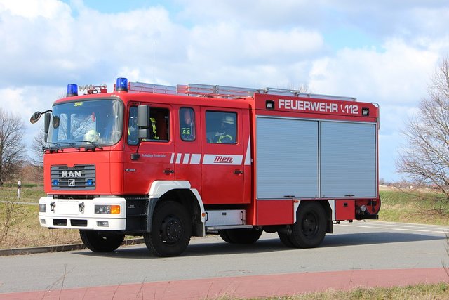 Dank der ätzenden Säure waren sechs Einsatzfahrzeuge und 27 Einsatzkräfte der Feuerwehr im Einsatz | Foto: Pixabay/Rammstainar